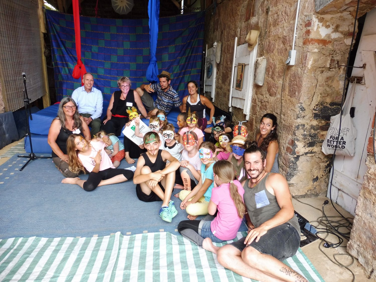 Michael Kunkel, Cora Hunold, Sprecherin der Kulturinitiative, Linda Hörter, Sozialpädagogin und Leiterin des Zirkusprojektes, sowie die teilnehmenden Kinder und Zirkuspädagogen aus Spanien.