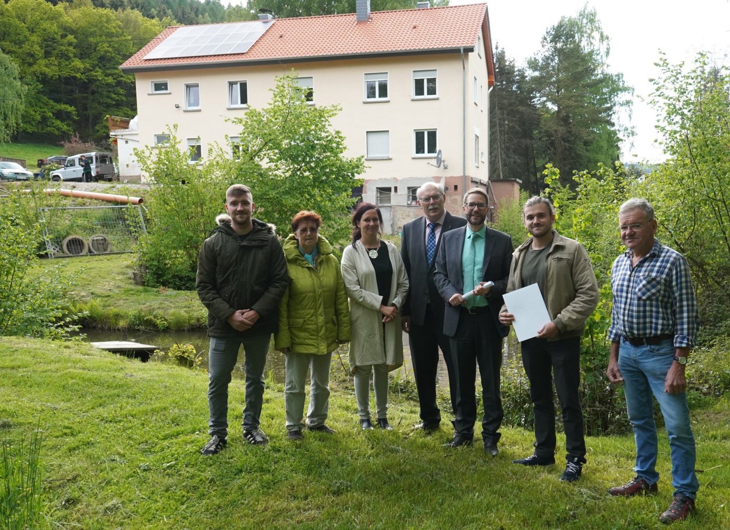  Bernhard und Florian Weckmann, Landrat Thorsten Stolz, Bürgermeister Manfred Weber, Sabine Rupp (Entwicklung ländlicher Raum) sowie Anita und Erik Weckmann.