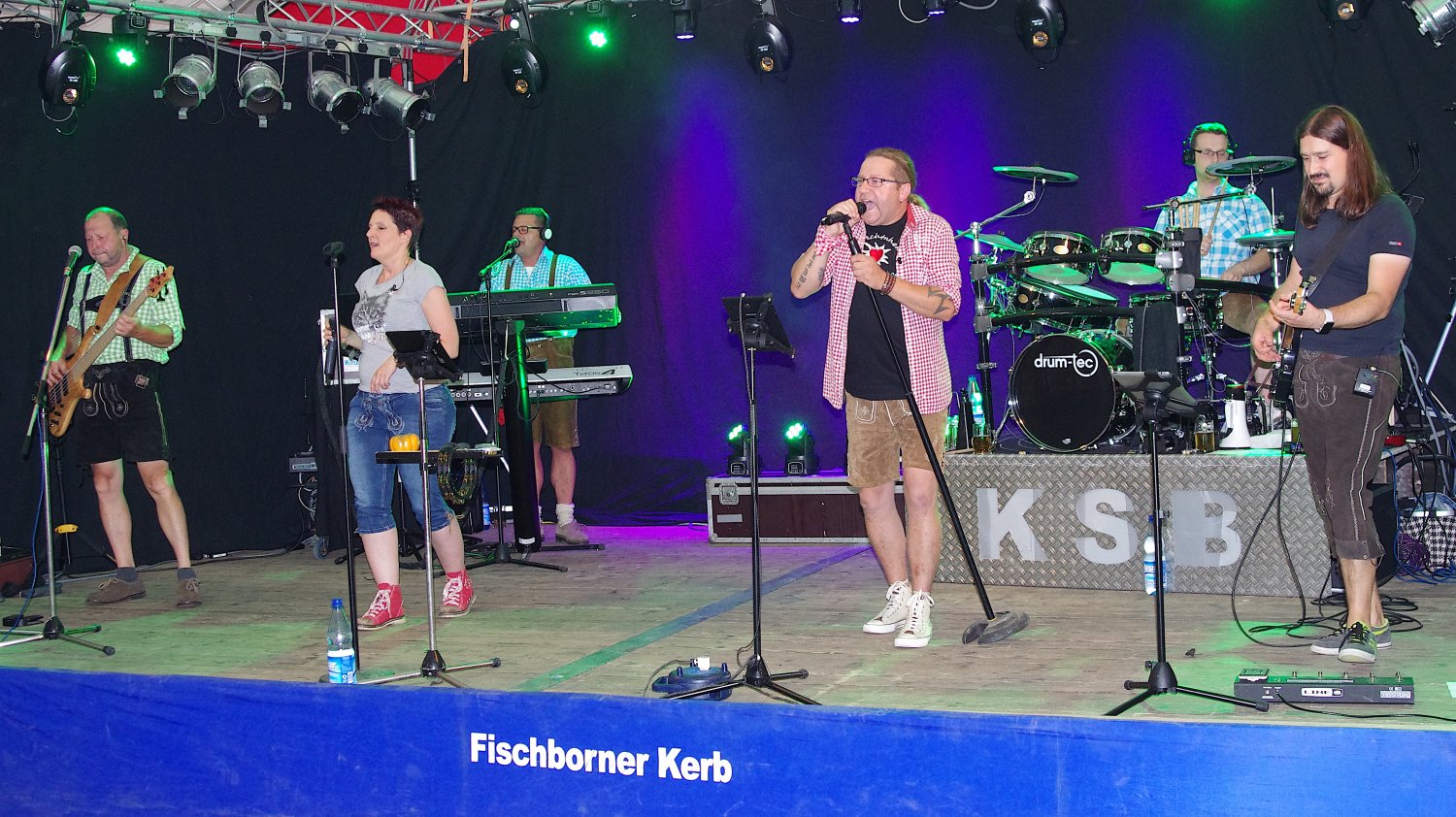 „Kinzigtaler“ sorgen für gute Stimmung im Kerbzelt,