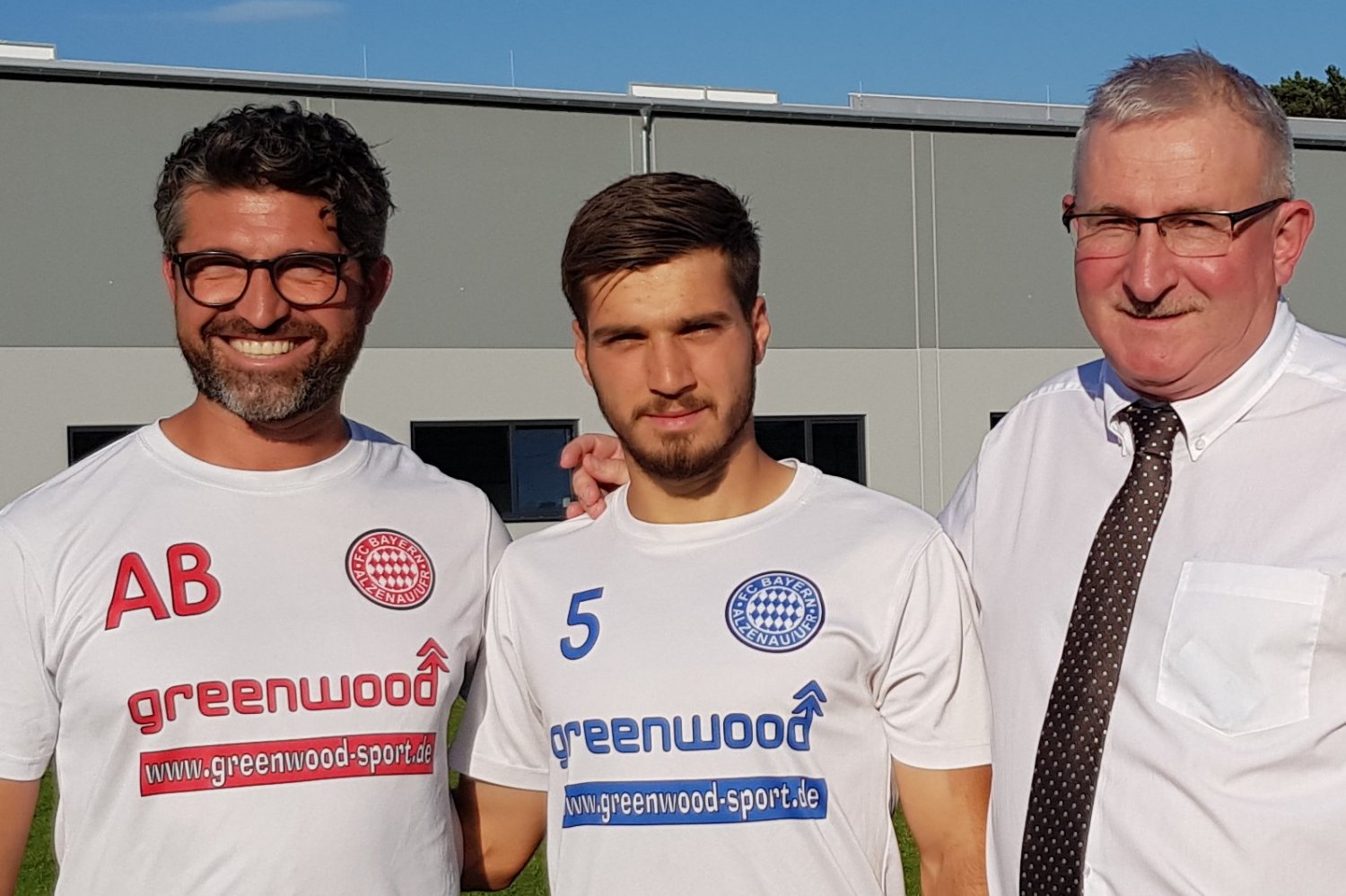 Der neue Topstar des FC Bayern Alzenau, Serkan Firat (5), am Dienstag während der Präsentation zusammen mit Angelo Barletta (links) und Vorstand Matthias Andres.