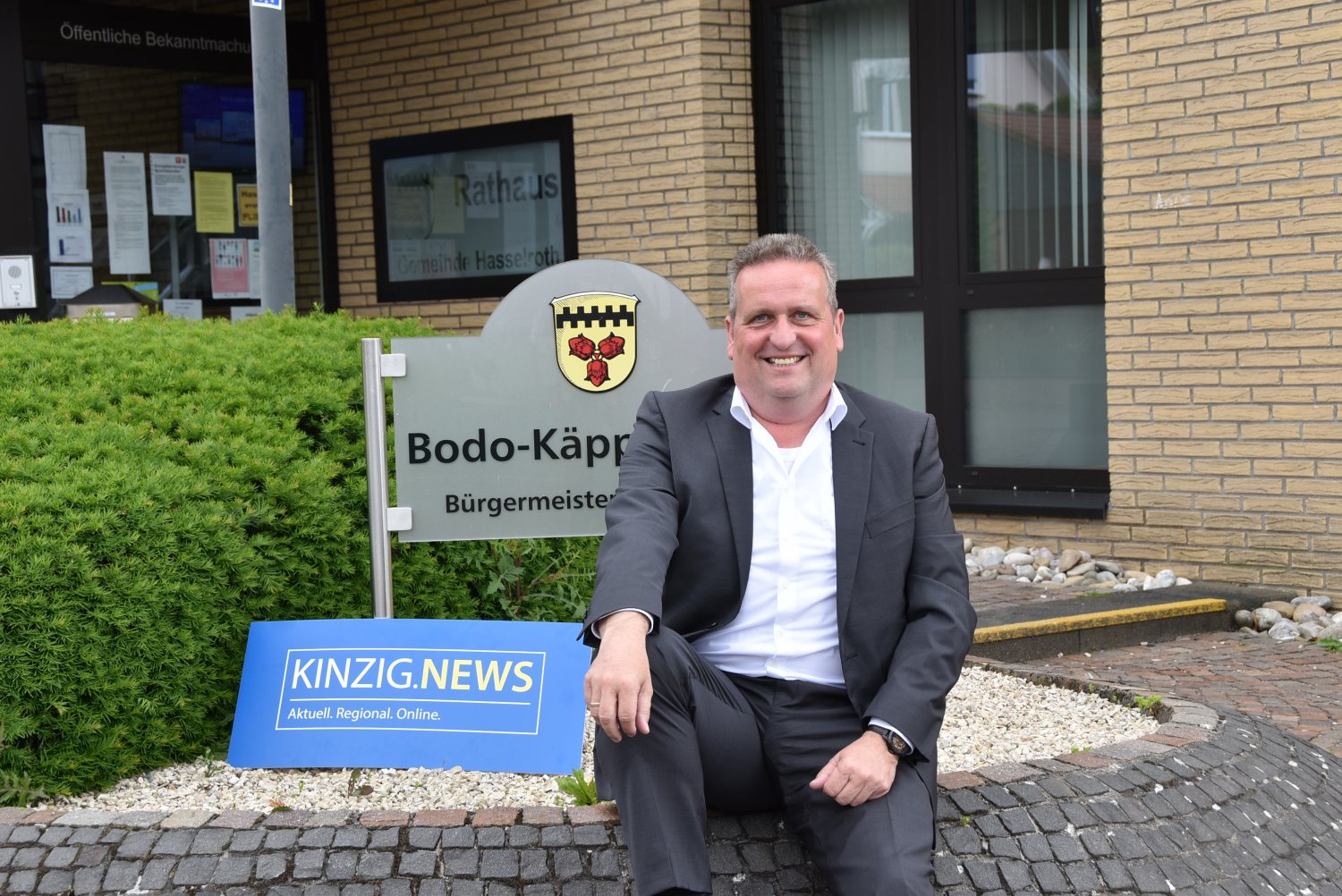 Bürgermeister Matthias Pfeifer vor dem Rathaus 