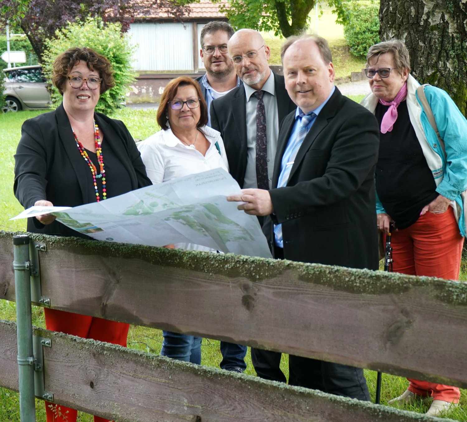 Ortstermin in Flörsbachtal mit (von links) der Ersten Kreisbeigeordneten Susanne Simmler, Maritha Rämisch, Johannes Michel, Paul Reinert, Bürgermeister Frank Soer und Ulrike Müller