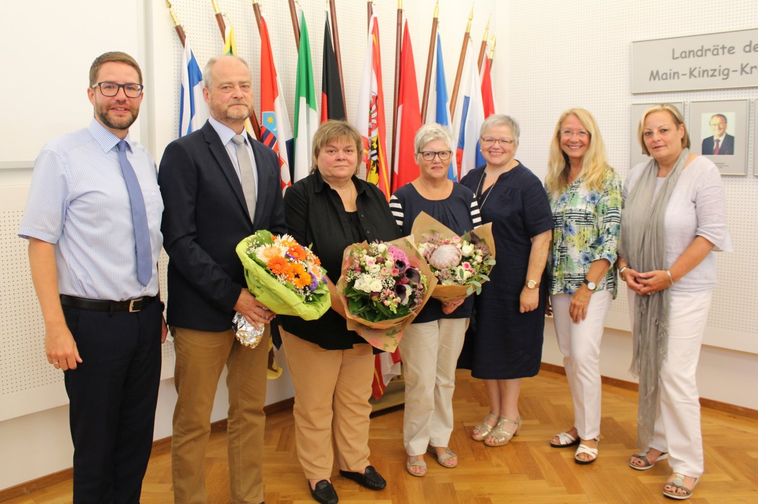 Landrat Thorsten Stolz bedankte sich für die geleistete Arbeit bei Andreas Kahlefendt, Regina Habermann und Maria Scheck, im Beisein von Ulrike Pleier-Betz, Ute-Pfaff-Hamann und Cornelia Gasche (von links)
