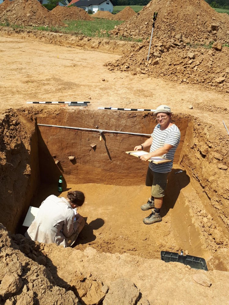 Grabungsleiter Sascha Piffko und eine Mitarbeiterin dokumentieren eine archäologische Fundstelle im künftigen Neubaugebiet in Hain-Gründau.