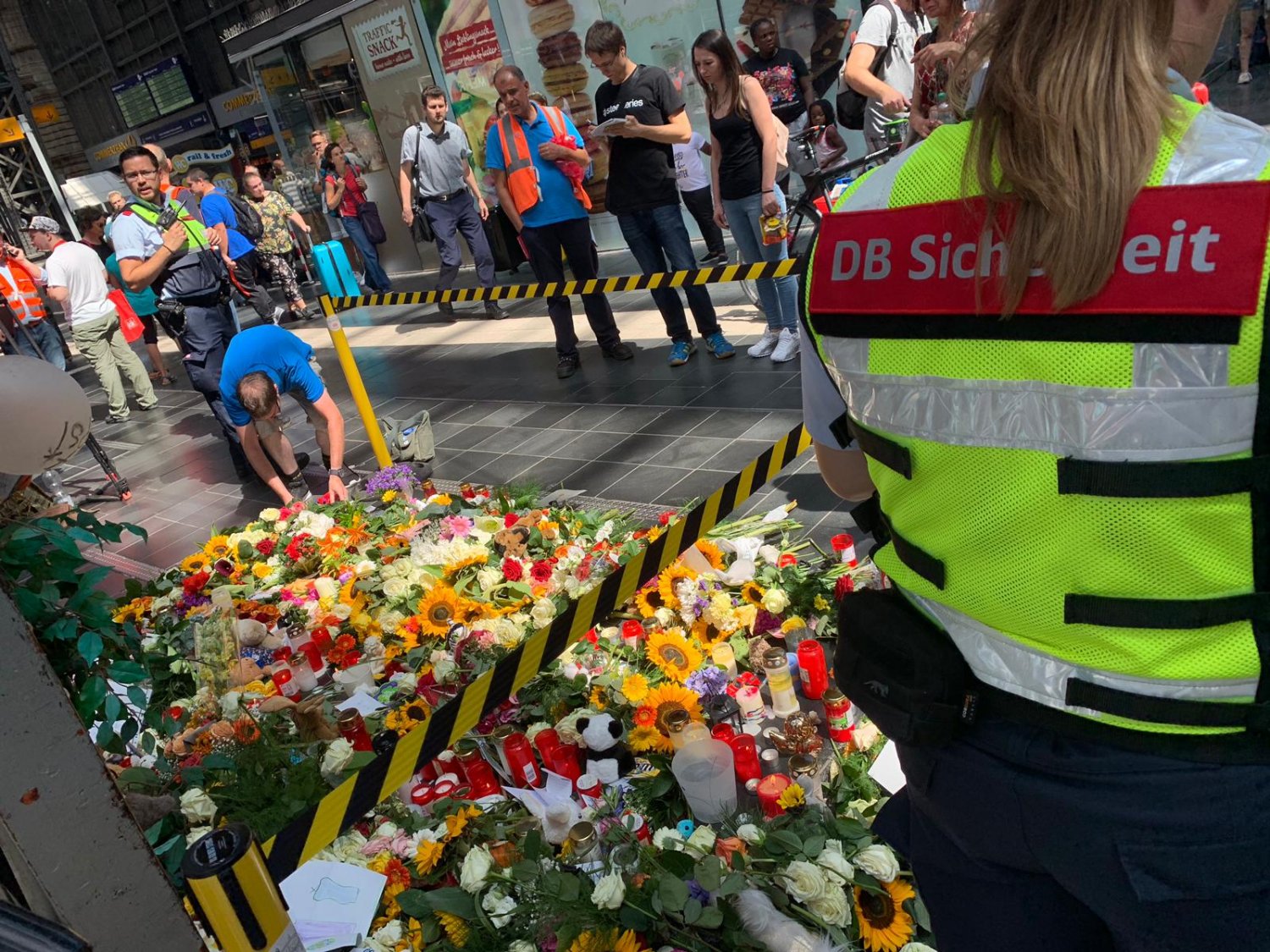 Blumen werden vor Gleis 7 abgelegt