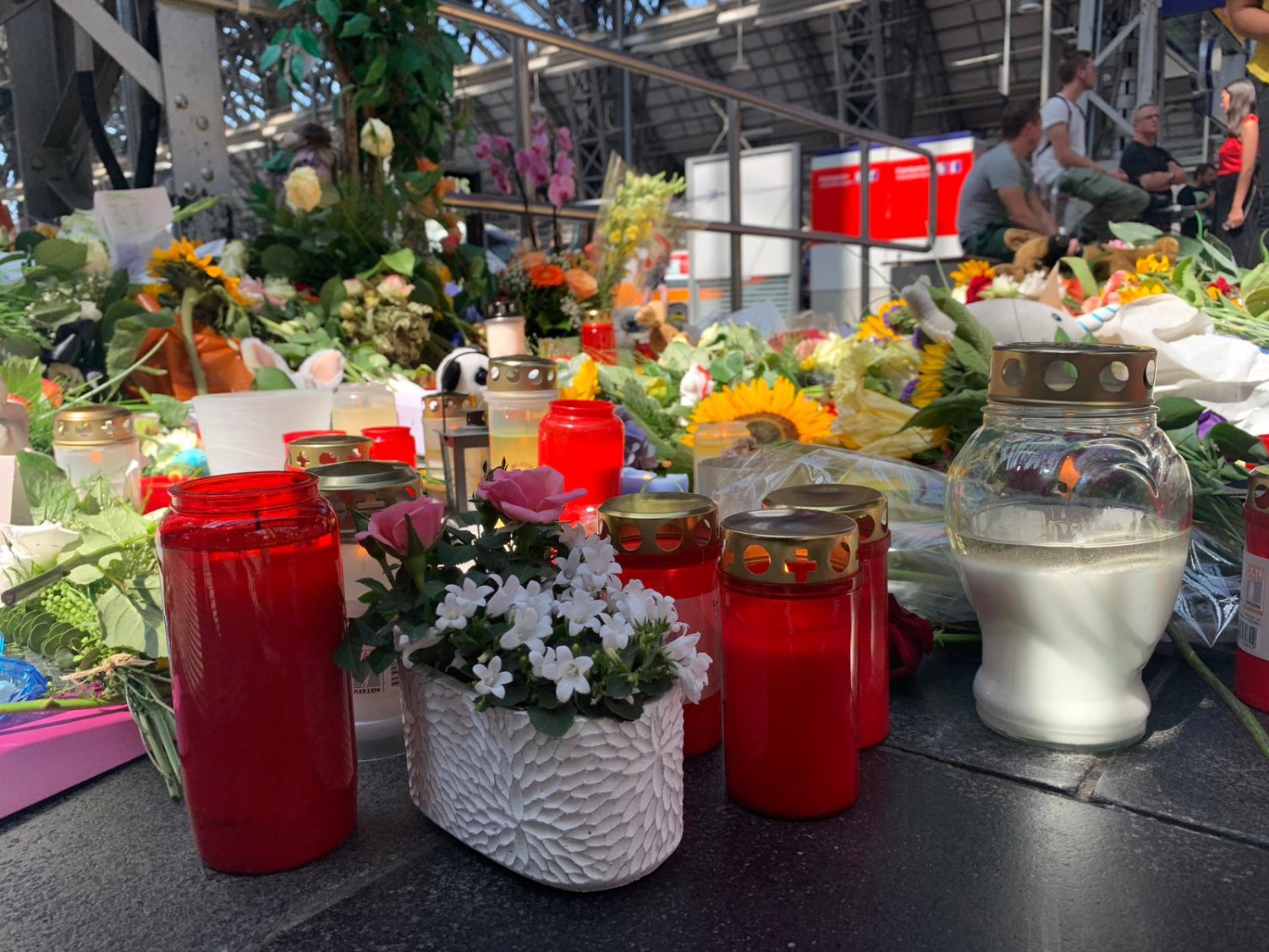 Blumen werden am Gleis abgelegt