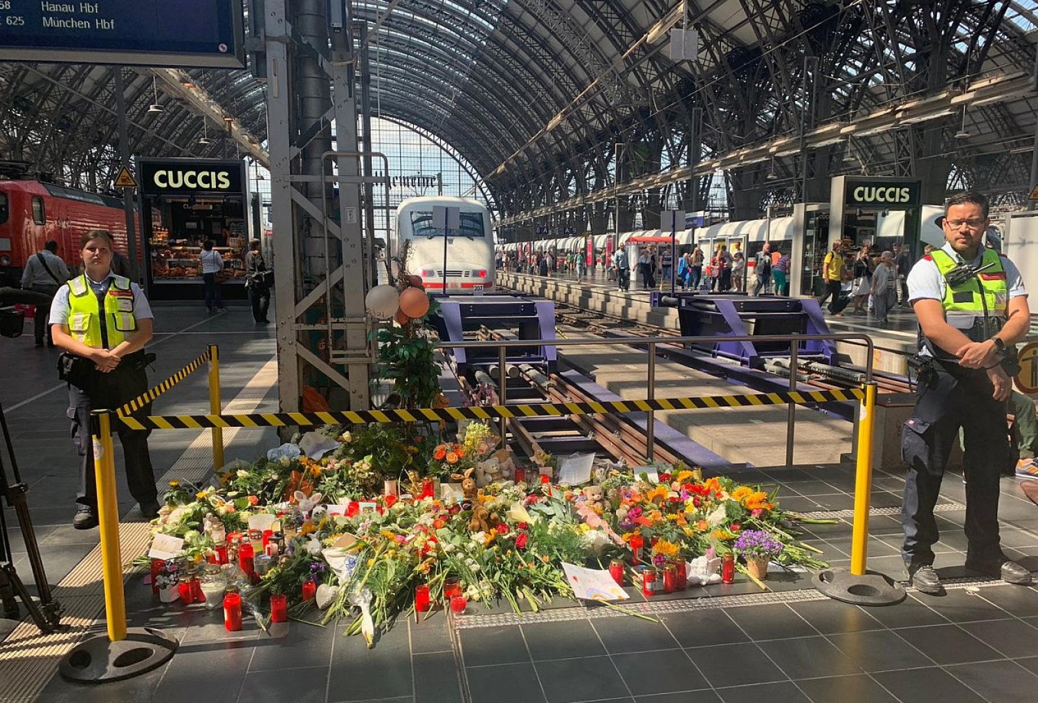 Blumen für den getöteten Jungen am Frankfurter Hauptbahnhof.