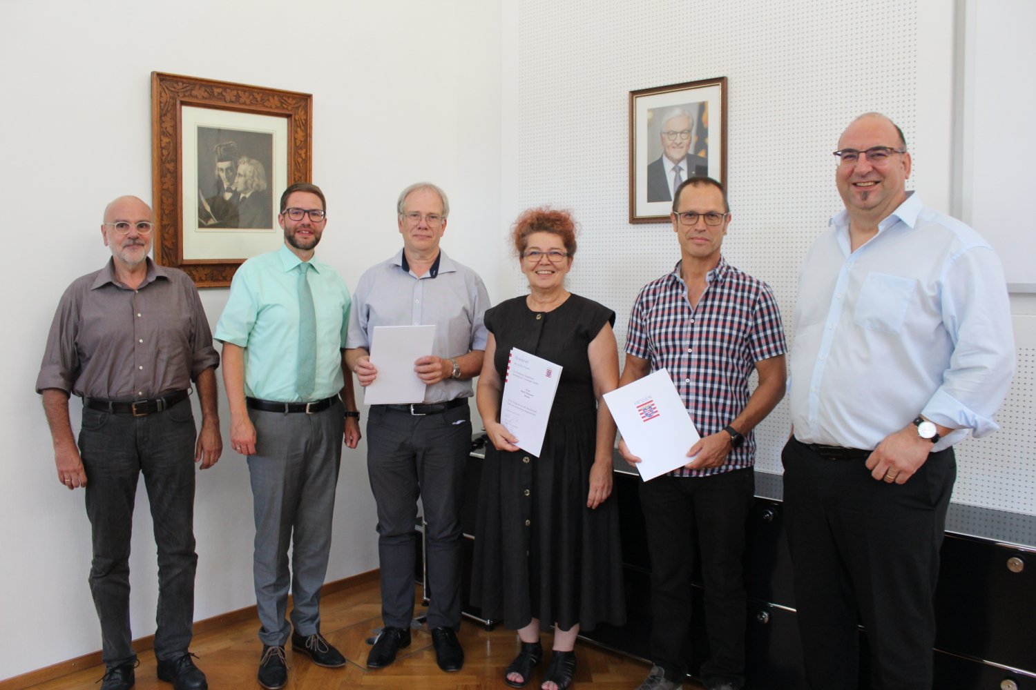 Der Direkter des Offenbacher Arbeitsgerichts Rainer Ratz und Landrat Thorsten Stolz überreichten Klaus Kapsreiter, Doris Meutzner und Berthold Kipka im Beisein von Rodenbachs Bürgermeister Klaus Schejna den Ehrenbrief des Landes Hessen (von links).