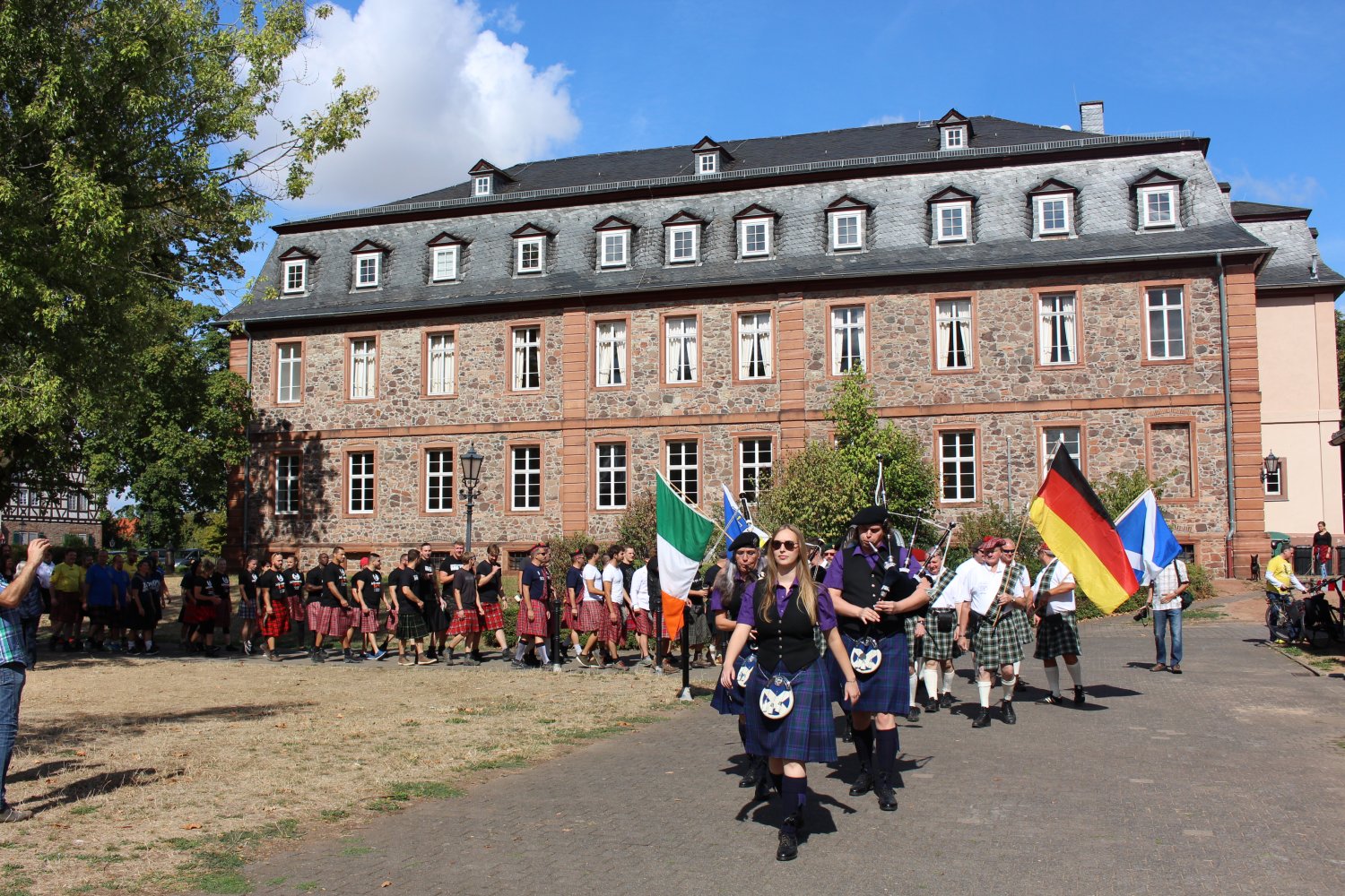 Bild aus dem vergangenen Jahr: Angeführt von den „Lowland Pipes and Drums“ aus Bruchköbel und dem Elferrat marschieren 19 Mannschaften in den Schlosspark ein, um die Highlandgames zu eröffnen.    