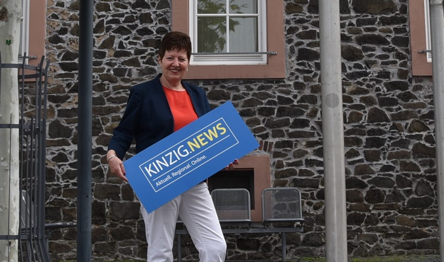 Bürgermeisterin Cornelia Rück vor dem Rathaus in Kilianstädten