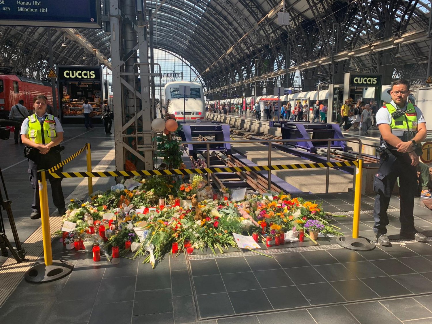 Am Tatort wurden Blumen und Briefe hinterlegt