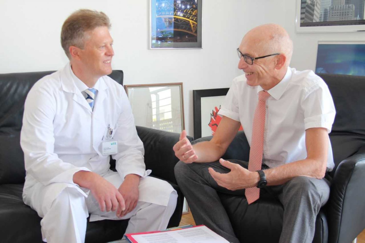 Chefarzt Prof. Dr. Andrej Khandoga und Dieter Bartsch, Geschäftsführer der Main-Kinzig-Kliniken, tauschen sich über die Entwicklung der Klinik für Allgemein-, Viszeral- und Gefäßchirurgie aus.