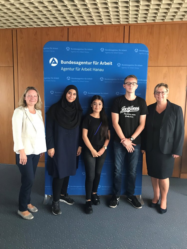 Von links: Katja Wecke (Teamleiterin Eingangszone), Aysu Senol, Chaymaa Hajjout, Dino Becker, Heike Hengster (Vorsitzende der Geschäftsführung der Hanauer Agentur für Arbeit)