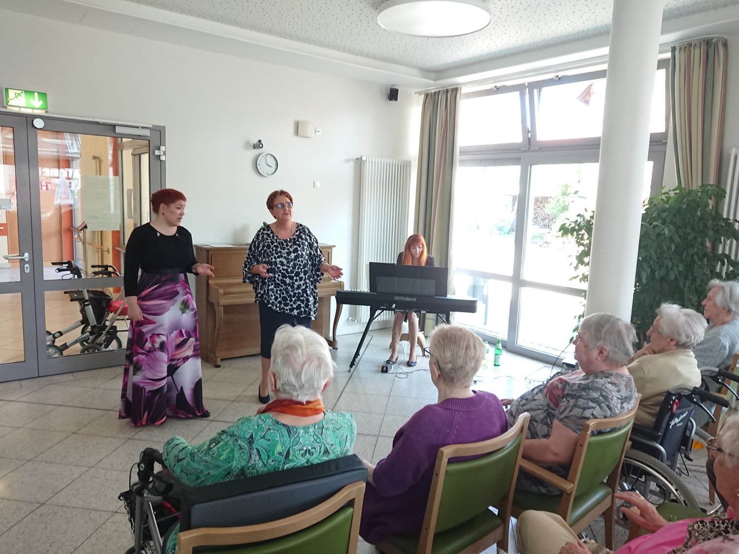 Das Ensemble „Humoreske“ bei einem ihrer früheren Auftritte im Seniorenzentrum Biebergemünd. Die Veranstaltungsreihe „Kunst und Kultur erleben“ der Alten- und Pflegezentren des MKK ermöglicht es auch den in ihrer Mobilität eingeschränkten Bewohnern an kul