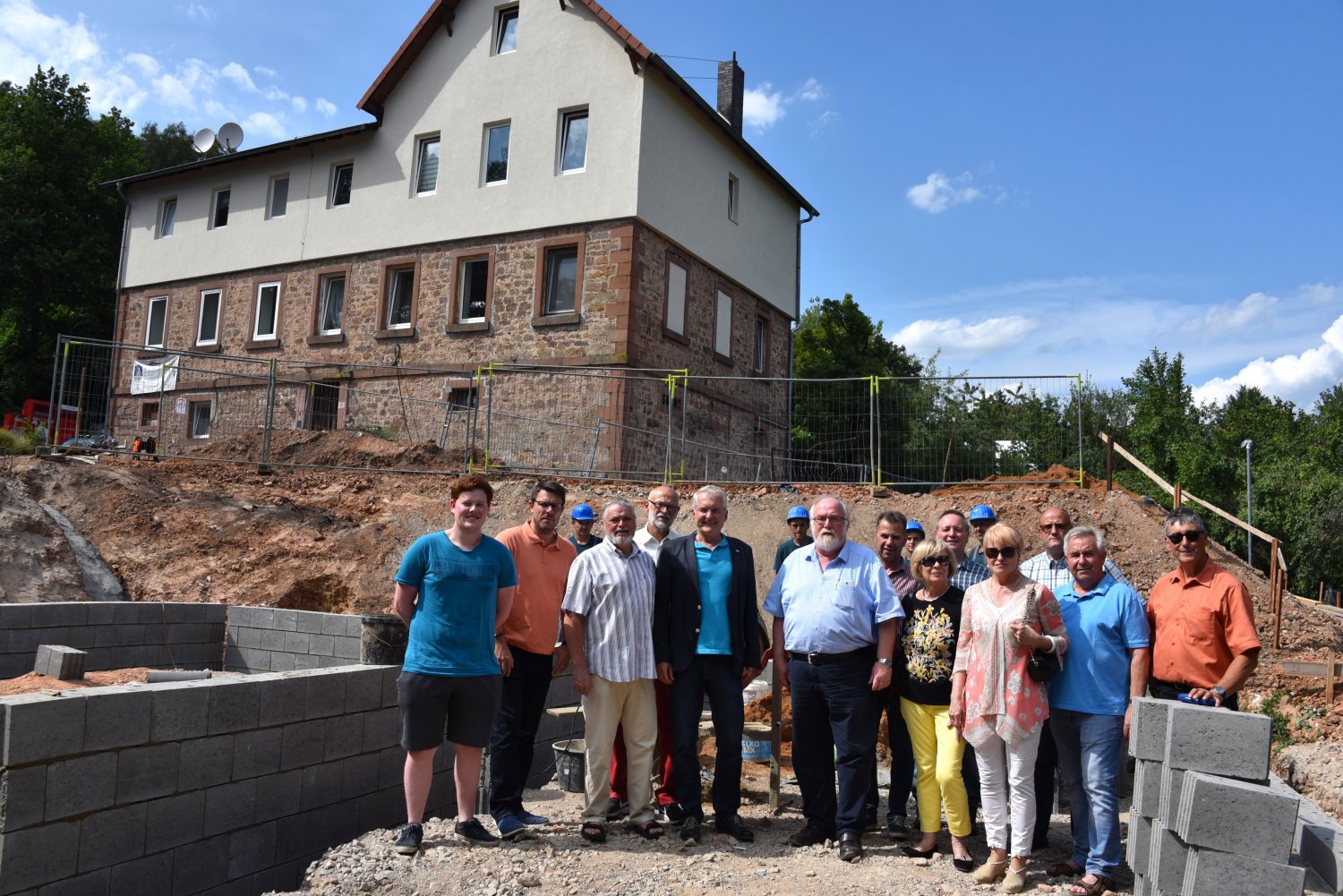 Die Wächtersbacher Sozialdemokraten besichtigen mit Bürgermeister Andreas Weiher die Baustelle in Hesseldorf, auf der ein Neubau mit acht bezahlbaren Wohnungen entsteht.