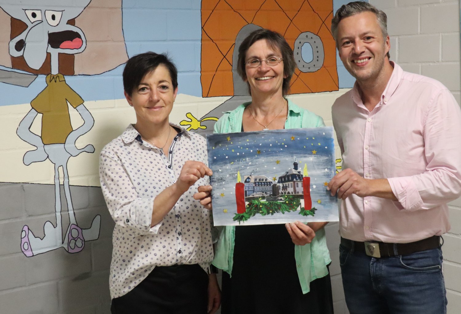 V. l. n. r.: Marion Wögler, Ulrike Ding und Jochen Bühler mit dem Titelbild für den Benefiz-Adventskalender 2019.