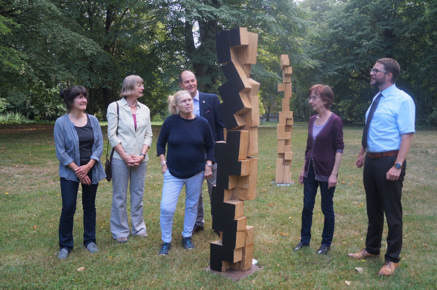 : Von links: Sieglinde Gros, Ortrud Sturm, Ursula Zepter, Bürgermeister Dr. Albrecht Eitz, Kaleidoskop-Vorsitzende Anita Pappert-Tichy und Landrat Thorsten Stolz betrachten eine Skulptur von Ortrud Sturm. 