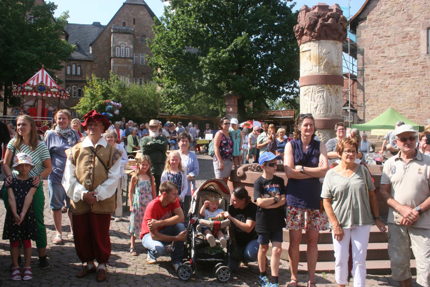 Die Brüder-Grimm-Stadt Steinau feiert ausgelassen den 18. Märchensonntag.