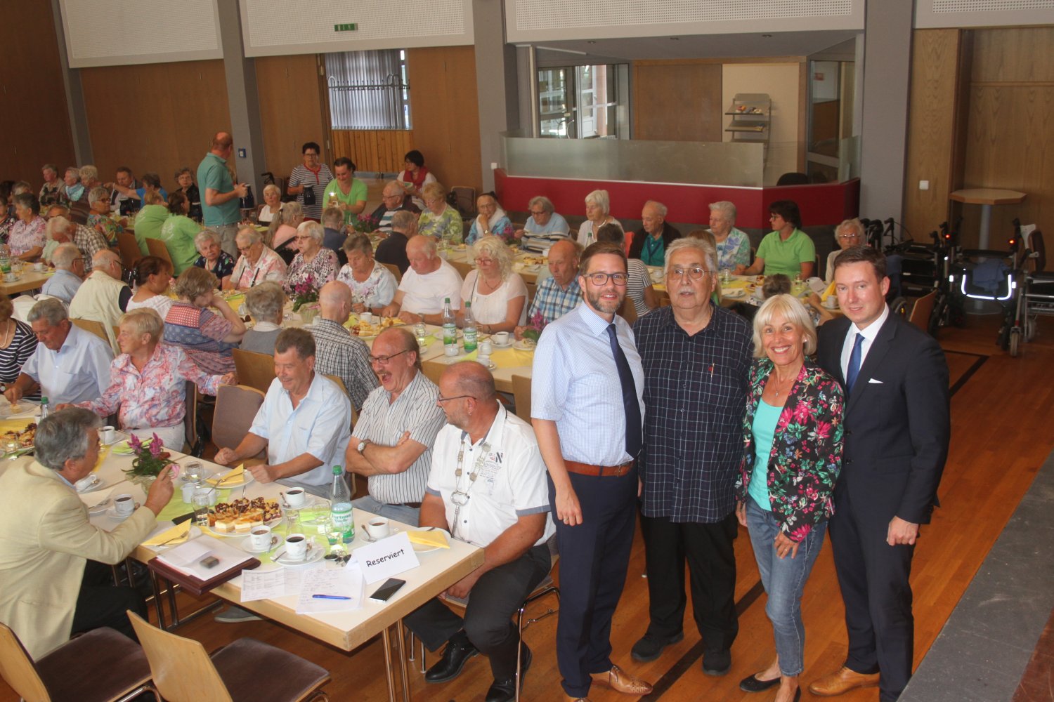 Landrat überbringt am Seniorennachmittag Landesehrenbrief.