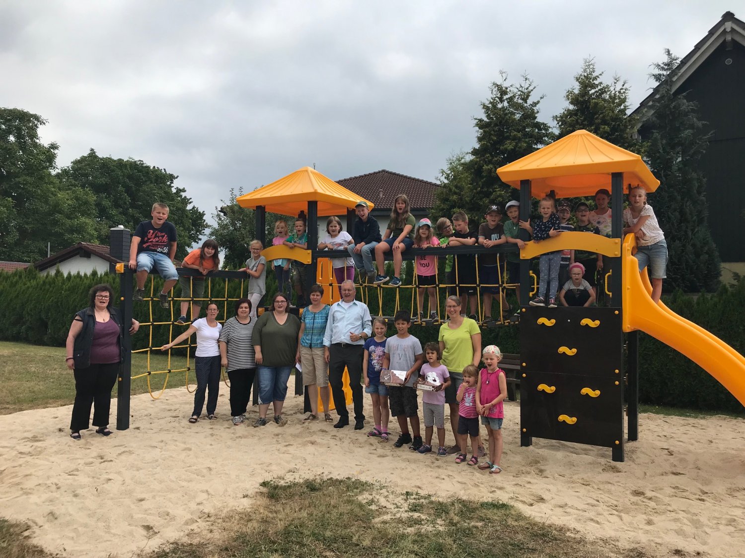 Die Kinder mit ihrem Betreuer-Team und Bürgermeister Andreas Weiher zum Start der Ferienspielwoche Waldensberg.