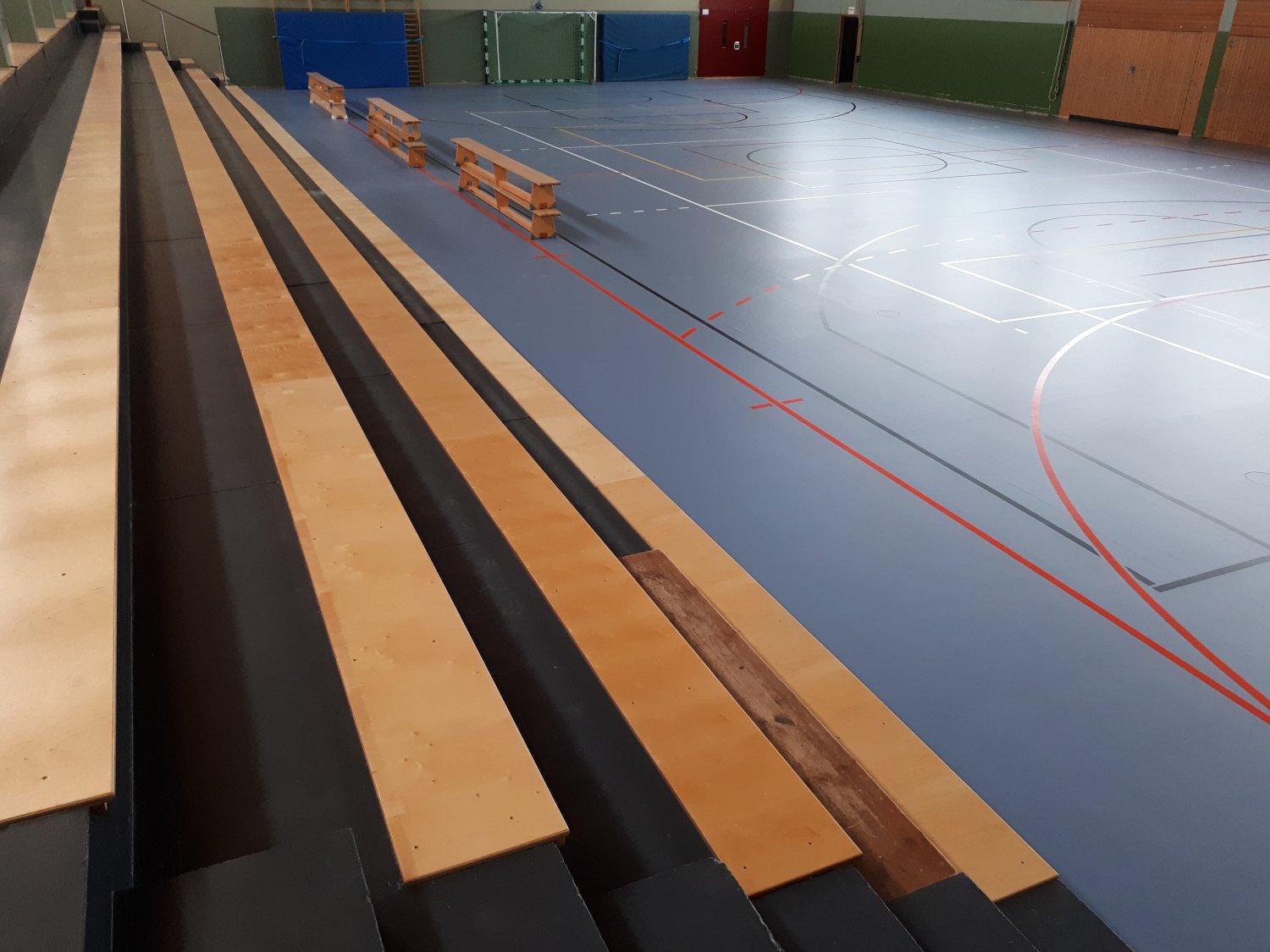Der Hallenboden in der Turnhalle Lieblos erstrahlt in neuem Glanz. Gleichzeitig erhielt die Tribüne neue Sitzauflagen aus Holz.