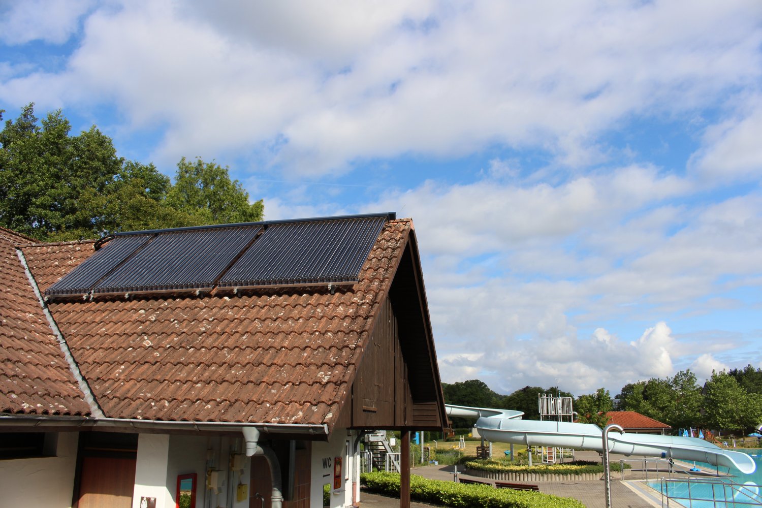 Solarthermieanlage auf dem Gebäude, in dem Duschen und technische Anlagen untergebracht sind. Eine solare Wärmeerzeugung direkt vor Ort mit kurzen Wegen.