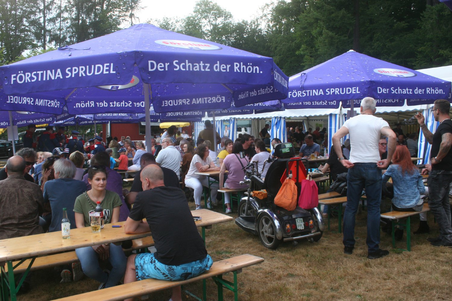 Herolzer Bloo gewinnt beim Weitzelfest das Spiel um die goldene Brezel.