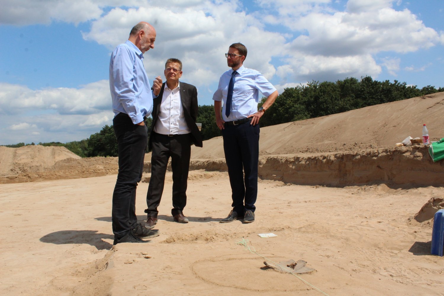 „Es waren Ackerbauern und Viehzüchter, die im heutigen Erlensee ihr kleines Dorf errichteten“: Kreisarchäologe Claus Bergmann ordnet für Erlensees Bürgermeister Stefan Erb und Landrat Thorsten Stolz die Funde ein (von links).