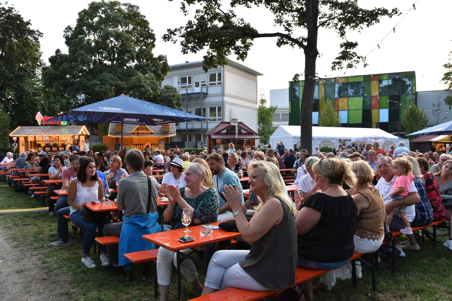 Ausgelassene Stimmung im Schlossgarten: Das 22. Weinfest wurde offiziell eröffnet. 