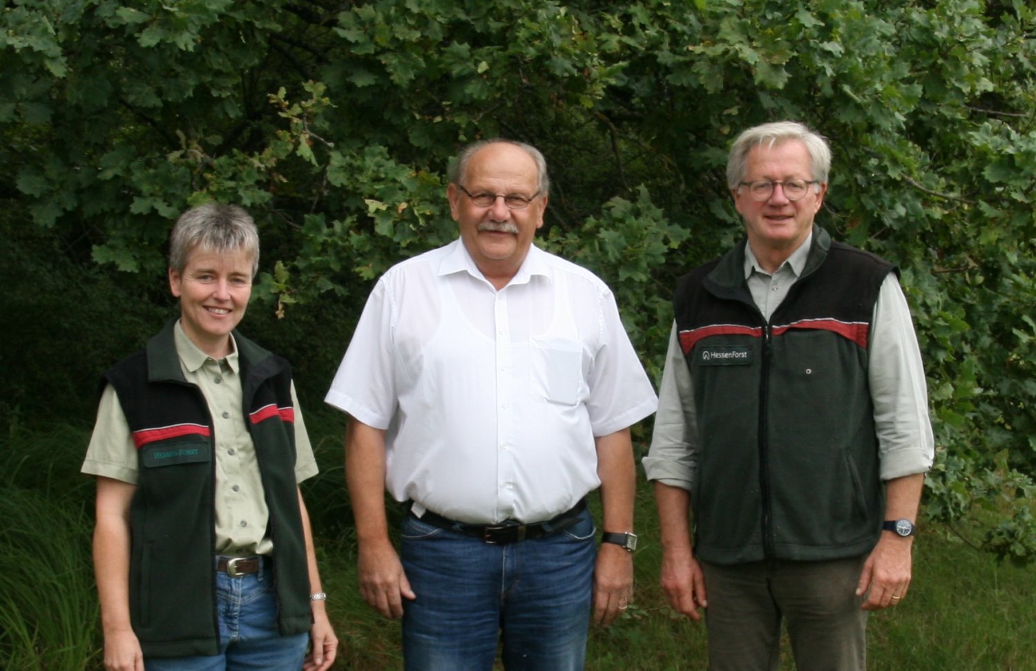 Auf dem Foto ist die stellvertretende Forstamtsleiterin Sigrun Brell, der Landtagsabgeordnete Heinz Lotz und Forstamtsleiter Christian Schaefer (v.l.) zu sehen