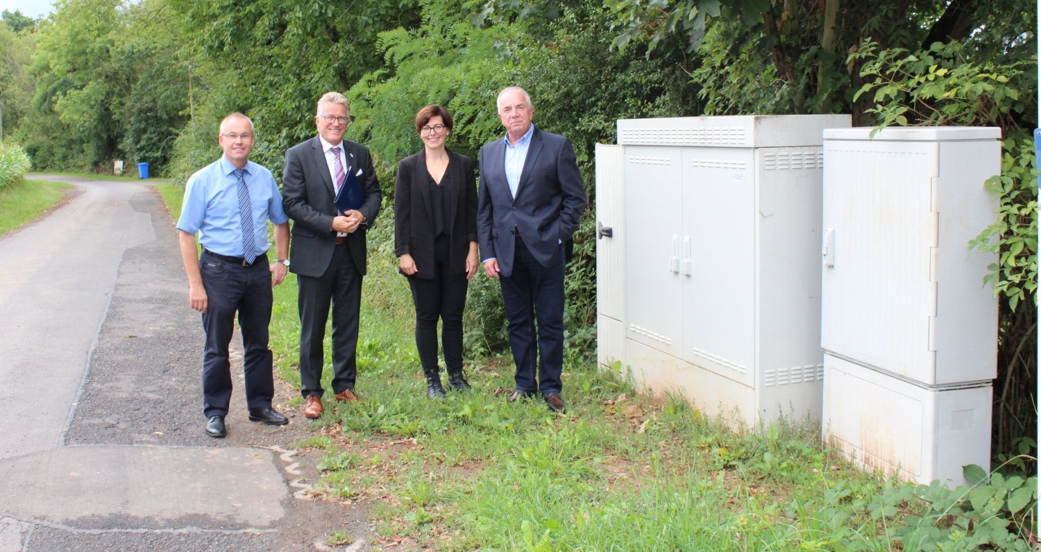 Auch Steinbach ist nun ans Glasfasernetz angeschlossen (von links): Bürgermeister Gerald Helfrich, Kreisbeigeordneter Winfried Ottmann, Breitband-Geschäftsführerin Sibylle Hergert und M-net-Niederlassungsleiter Richard Zebisch.