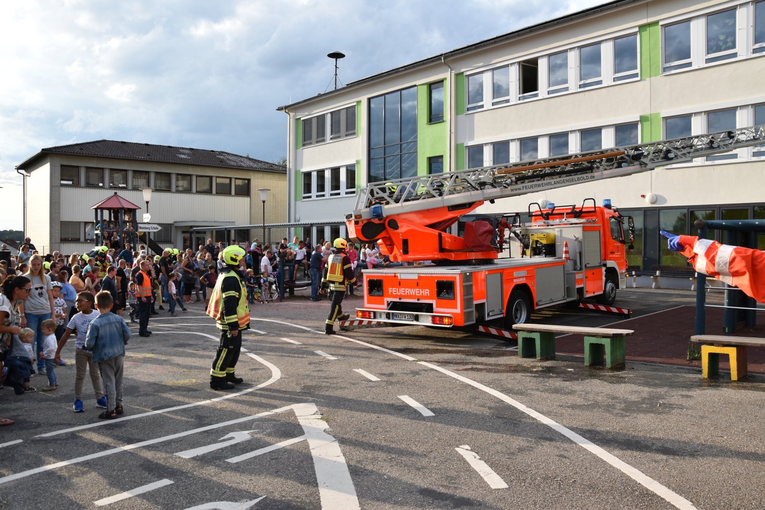 Großübung der Freiwilligen Feuerwehr und Jugendfeuerwehr Langenselbold zusammen mit dem DRK Langenselbold.