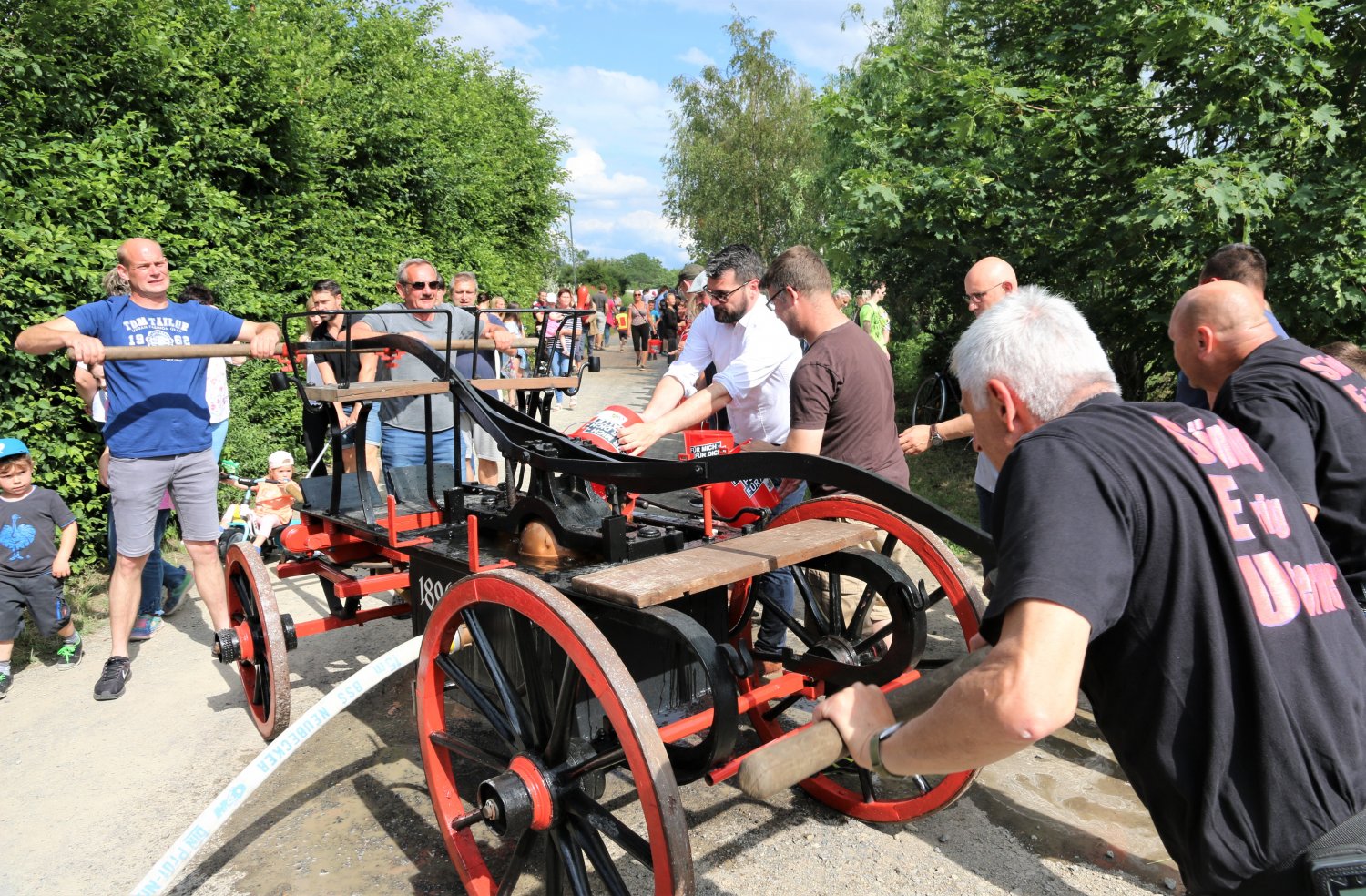 Den Bürgern gelang es, ohne technische Hilfe eine brennende „800“ aus Holzpaletten zu löschen.