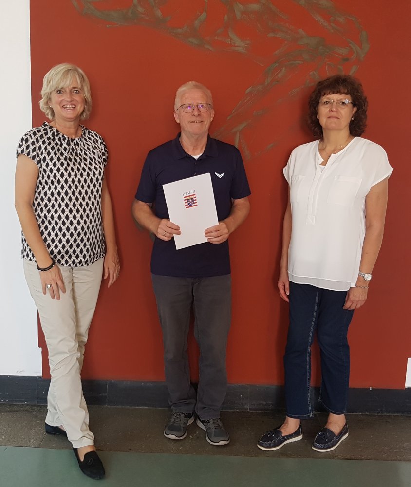 Von links: Renate Pfeifer, Neuer Ortsgerichtsschöffe Gert Hain und Edith Schäfer, Zentrale Verwaltung der Stadt Hanau.