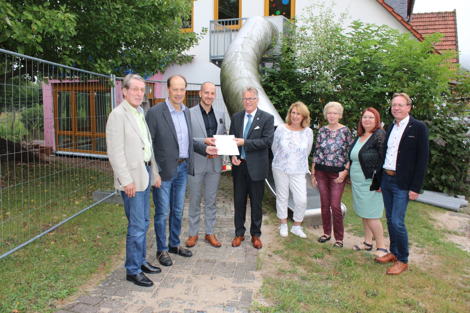 „Die Betreuungslandschaft in Bad Soden-Salmünster wird verbessert“: Walter Haag, Franz Pfahls (je katholische Kirchengemeinde), Bürgermeister Dominik Brasch, Kreisbeigeordneter Winfried Ottmann, Kita-Leiterin Brigitte Lucas, Ursula König, Tanja Solnetchni