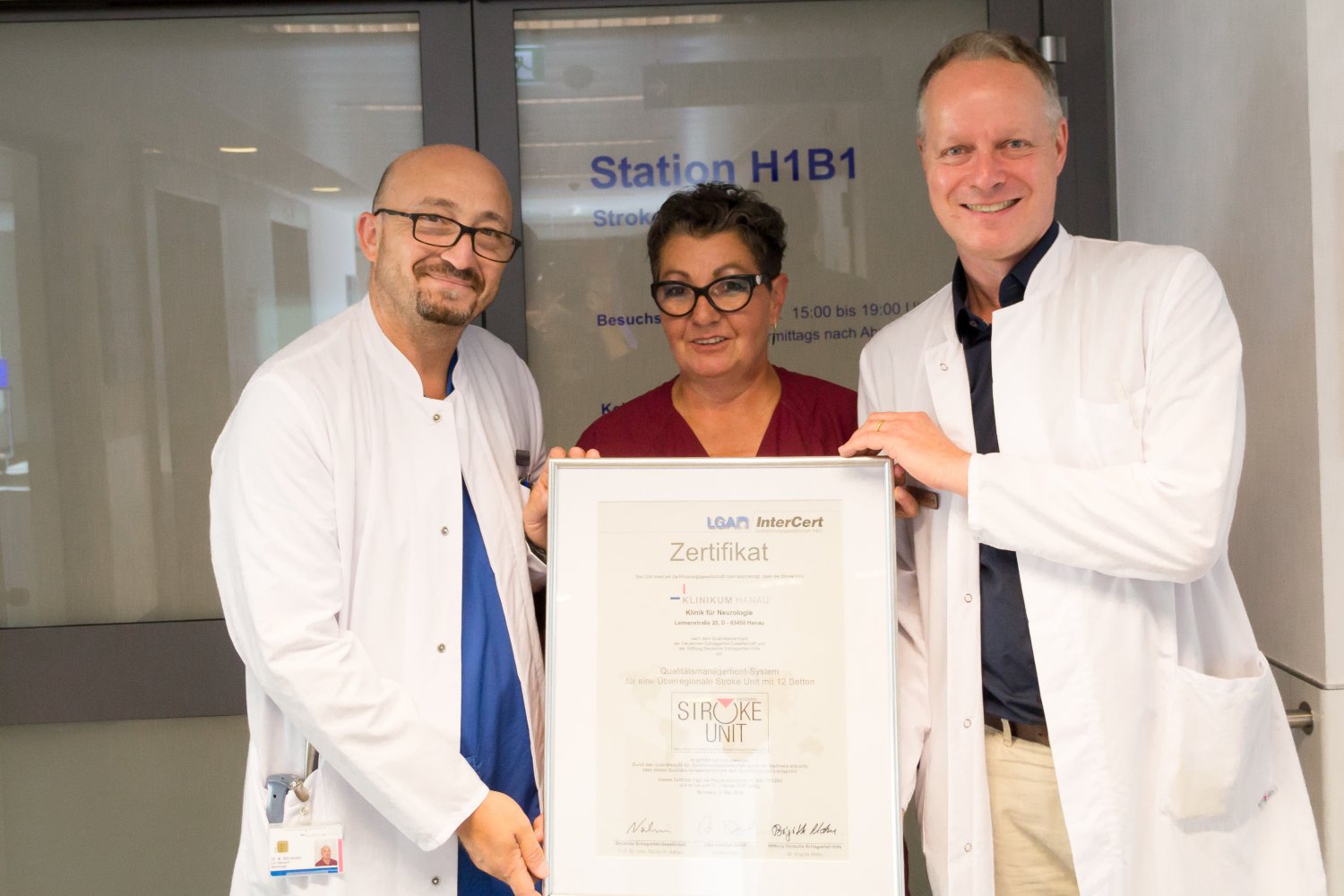 Der leitende Oberarzt, Dr. med. Mario Abruscato, die pflegerische Bereichsleitung der Stroke Unit, Margitta Busse und der Chefarzt der Klinik für Neurologie, Dr. med. Sven Thonke, (v.l.n.r.), freuen sich über die Zertifizierung der Deutschen Schlaganfall