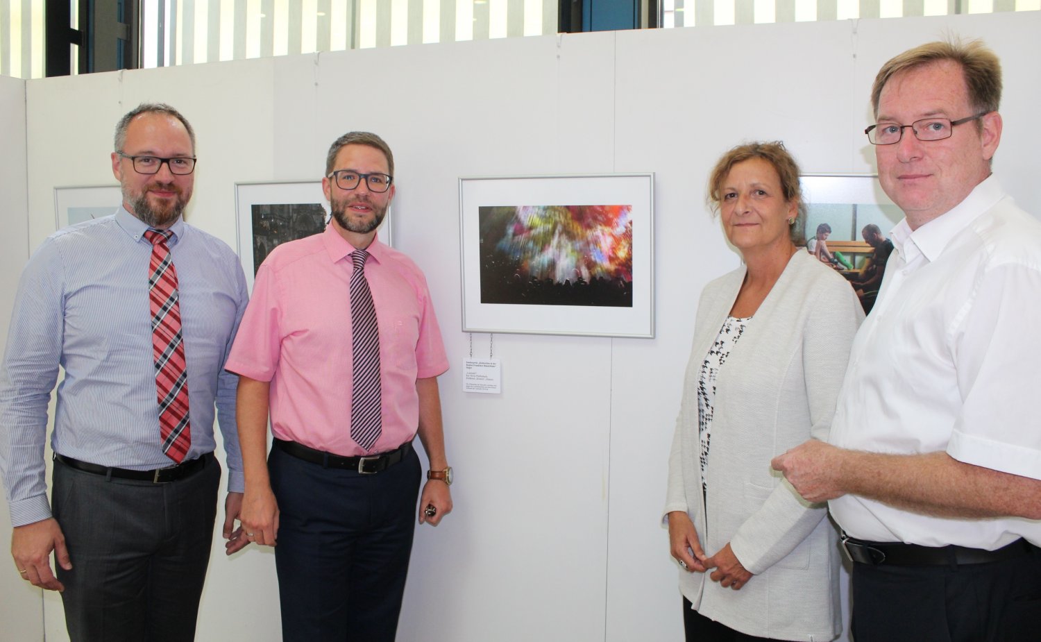 DJV-Bezirksverbandsvorsitzender Axel Häsler (rechts) und Landrat Thorsten Stolz (Zweiter von links) haben die Wanderausstellung gemeinsam eröffnet, im Beisein von Matthias Schmitt (Amtsleiter Kultur, Sport, Ehrenamt und Regionalgeschichte) und Andrea Sand
