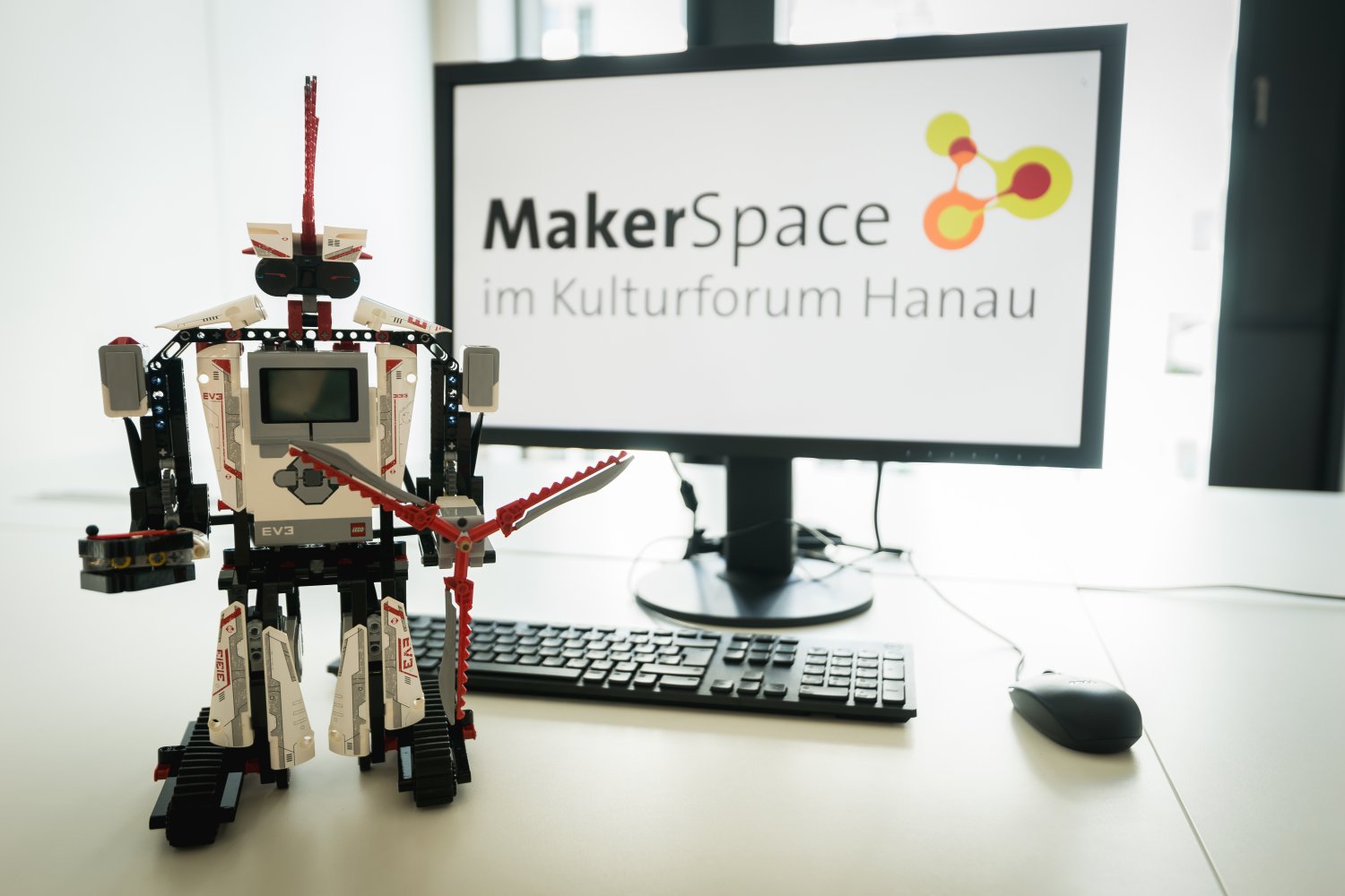 Mit dem MakerSpace, einer digitalen Werkbank, erweitert die Stadtbibliothek Hanau das bestehende Lernangebot um digitale Techniken.