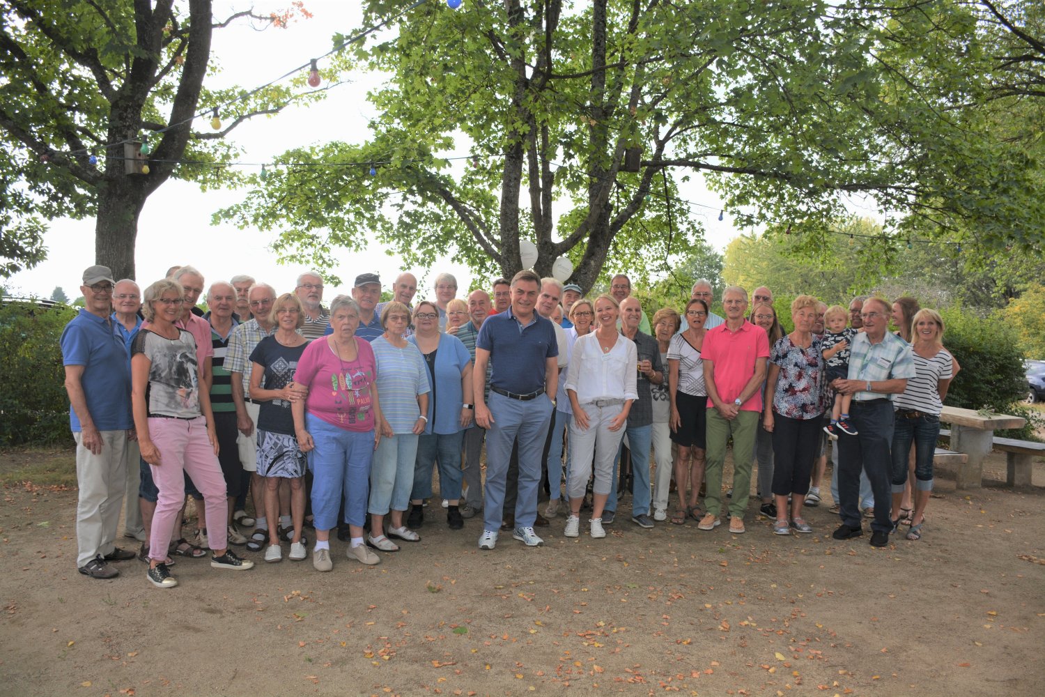 Hans-Georg Bayer gemeinsam mit den Ehrenamtlichen und Mitarbeitern der Stiftung.