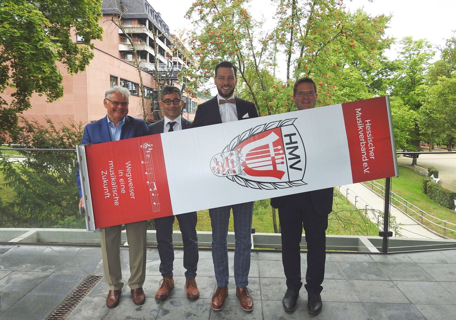 Lions-Schatzmeister Gerhard Heim, Lions-Präsident Marcello Fend, Musikverband-Geschäftsführer Nicolas Ruegenberg und Landesmusikdirektor Karsten Meier.