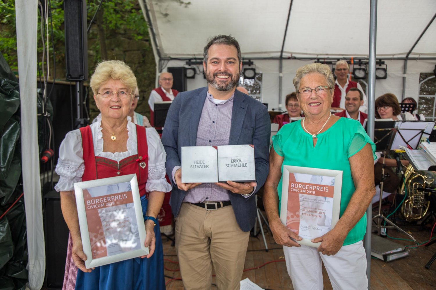 Bürgermeister Daniel Glöckner zeichnete Heide Altvater (links) und Erika Schmehle mit dem CIVICUM Bürgerpreis in der Kategorie Alltagshelden aus,
