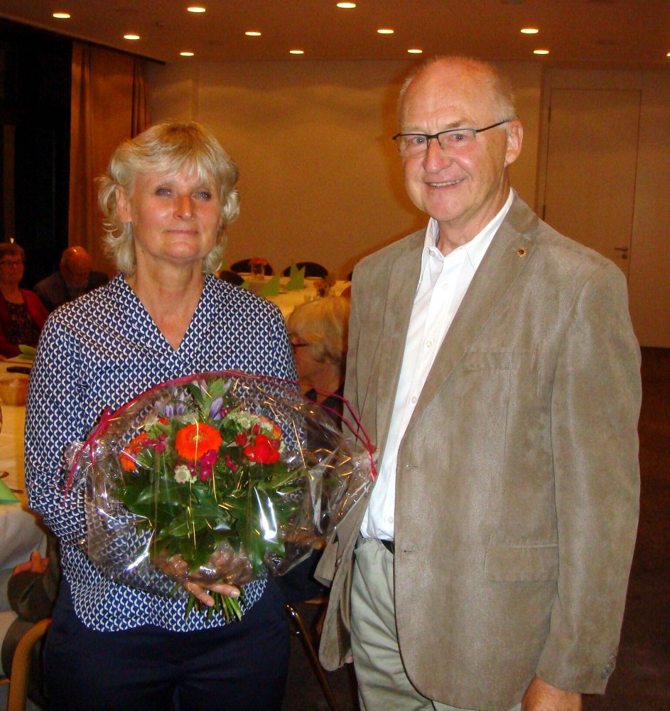 Dagmar Wieland, Leiterin der Fachstelle für Suchtprävention bei der AWO in Gelnhausen, und Dieter Klein, Präsident des Lions-Clubs Bad Orb-Gelnhausen.