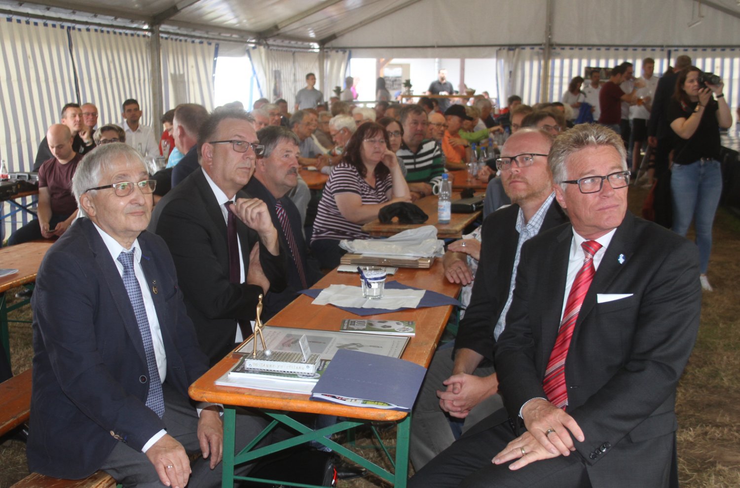 Kreisbeigeordneter Winfried Ottmann (vorne rechts) überreichte Vorstandssprecher Michael Graf die Silberne Ehrenplakette des Landes Hessen.