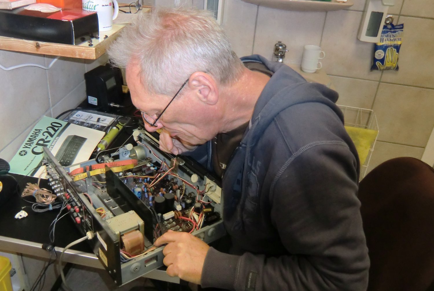Im Repair-Café können Besucher einmal im Monat gemeinsam mit Fachleuten ihre defekten Geräte reparieren.