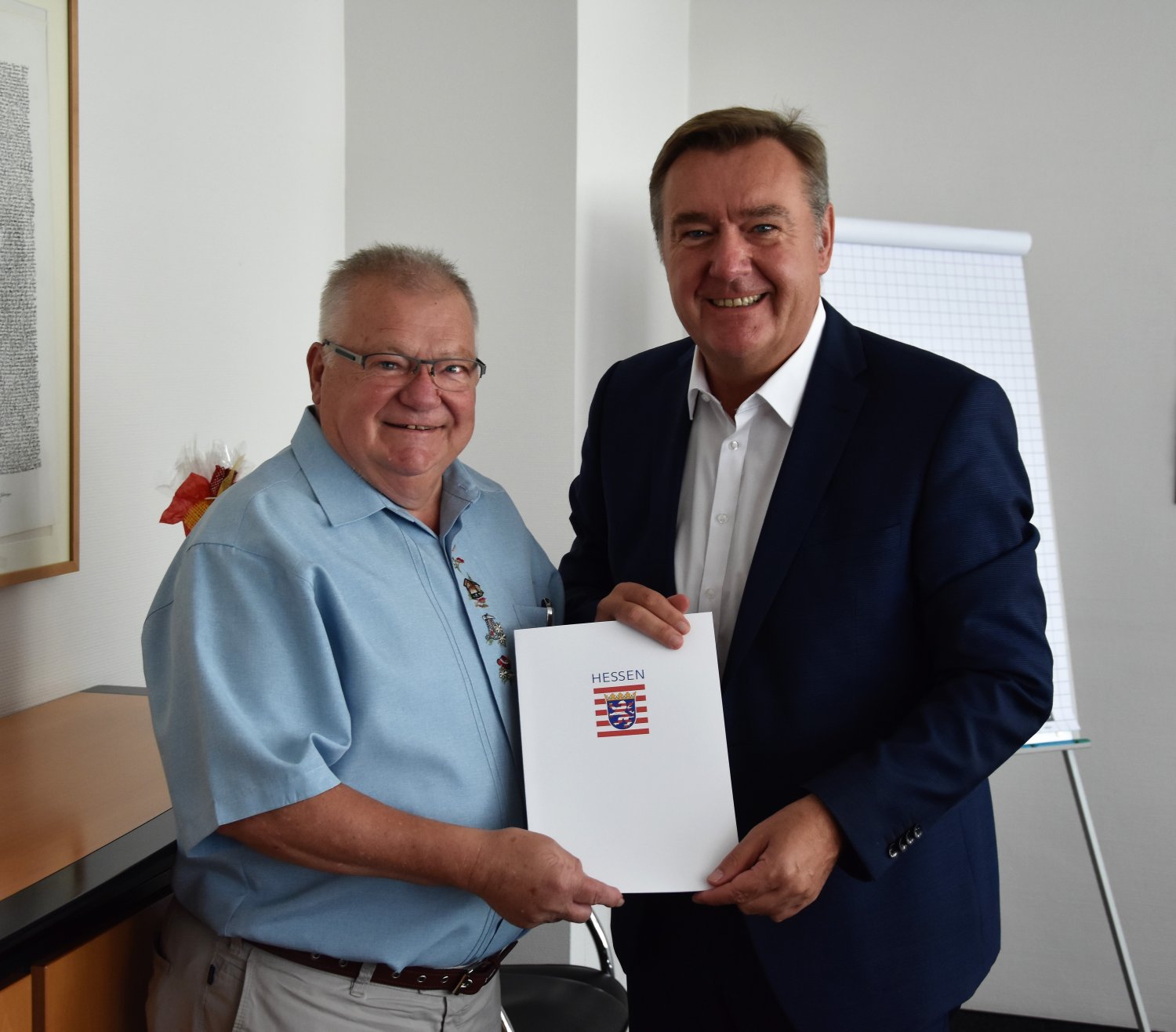 OB Claus Kaminsky (rechts) überreichte Bert-Rüdiger Förster den Landesehrenbrief.
