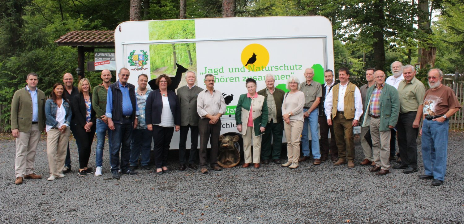 „Der erste Schritt ist gemacht“: Erste Kreisbeigeordnete Susanne Simmler (Achte von links) gratuliert dem Kreisjagdverein Schlüchtern um Hans-Peter Fuß und Michael Hartmann (rechts daneben) im Beisein von Mitgliedern des Naturschutzbeirats.
