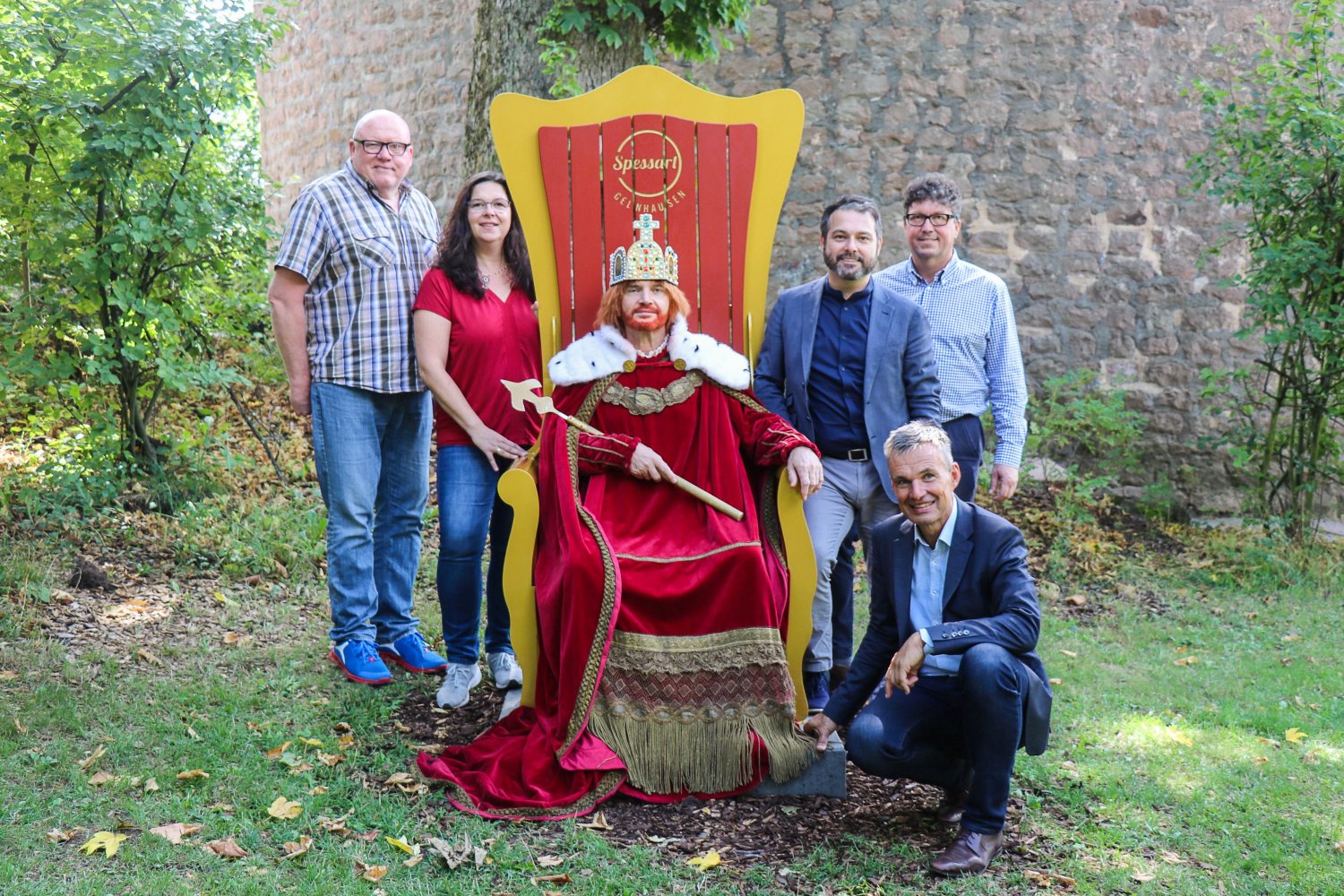 Von links: Walter Triebel, Simone Grünewald, Kaiser Barbarossa (Gerhard Naumann), Bürgermeister Daniel Christian Glöckner, Bauamtsleiter Peter Oberst und Bernhard Mosbacher.