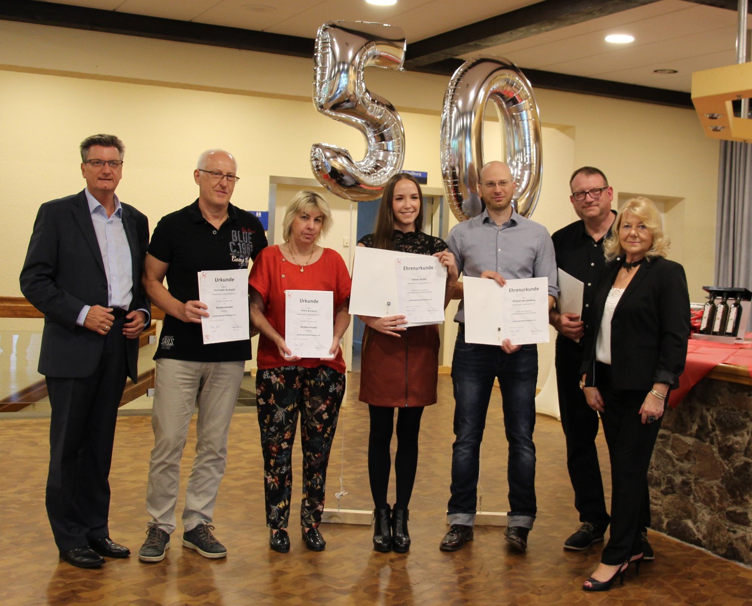 Ehrungen (von links): Bürgermeister Jörg Muth, Christoph Burbach, Petra Burbach, Tamara Brand, Richard von Isenburg, Manfred Fuchs und Sieglinde Weber.