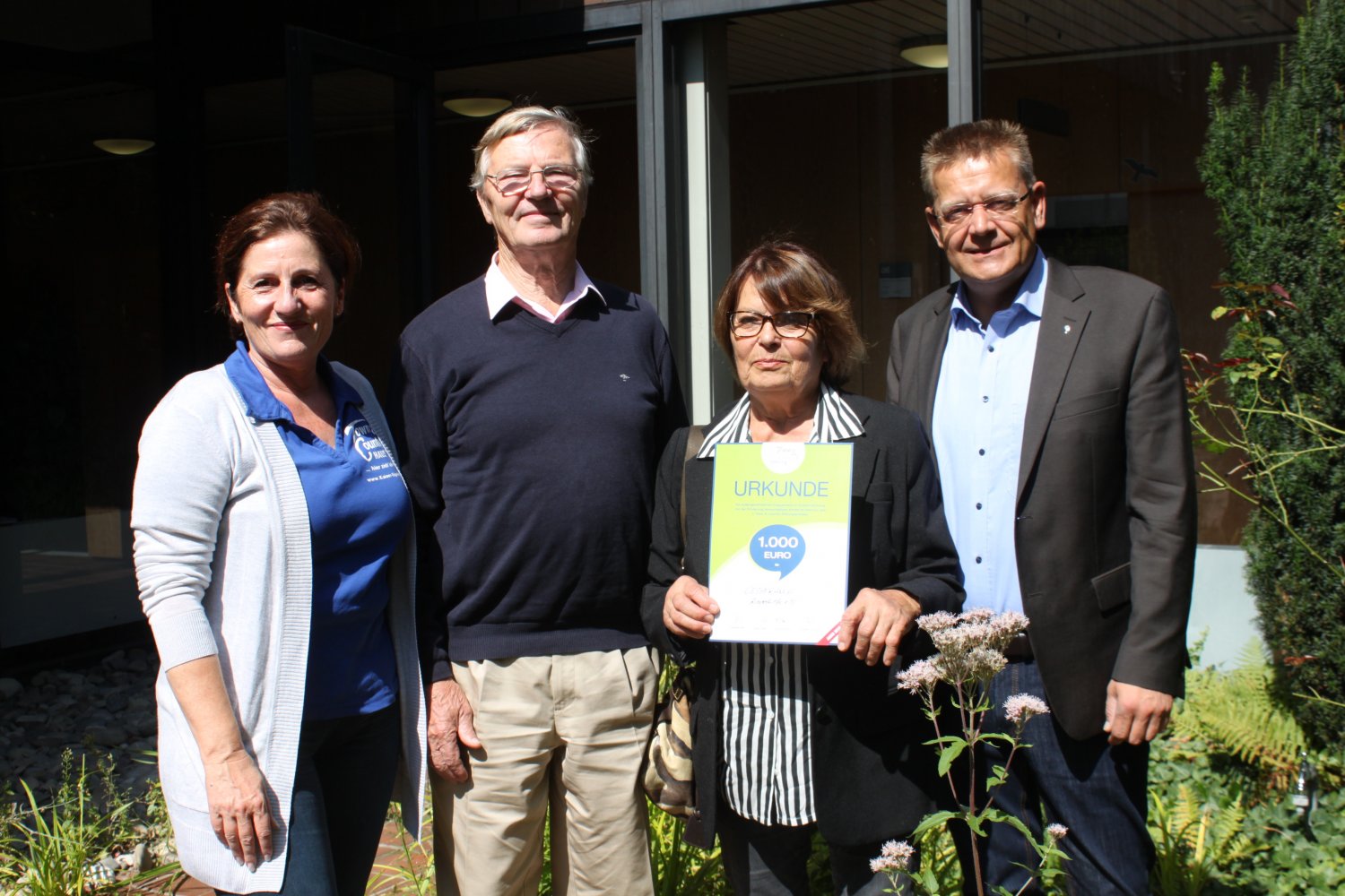 1.000 Euro für ein Schulprojekt in Ruanda: Andrea Kaiser (Town & Country Haus Stiftung), Paul und Edith Kowoll (L’Esperance Kinderhilfe e.V.) und Bürgermeister Stefan Erb.