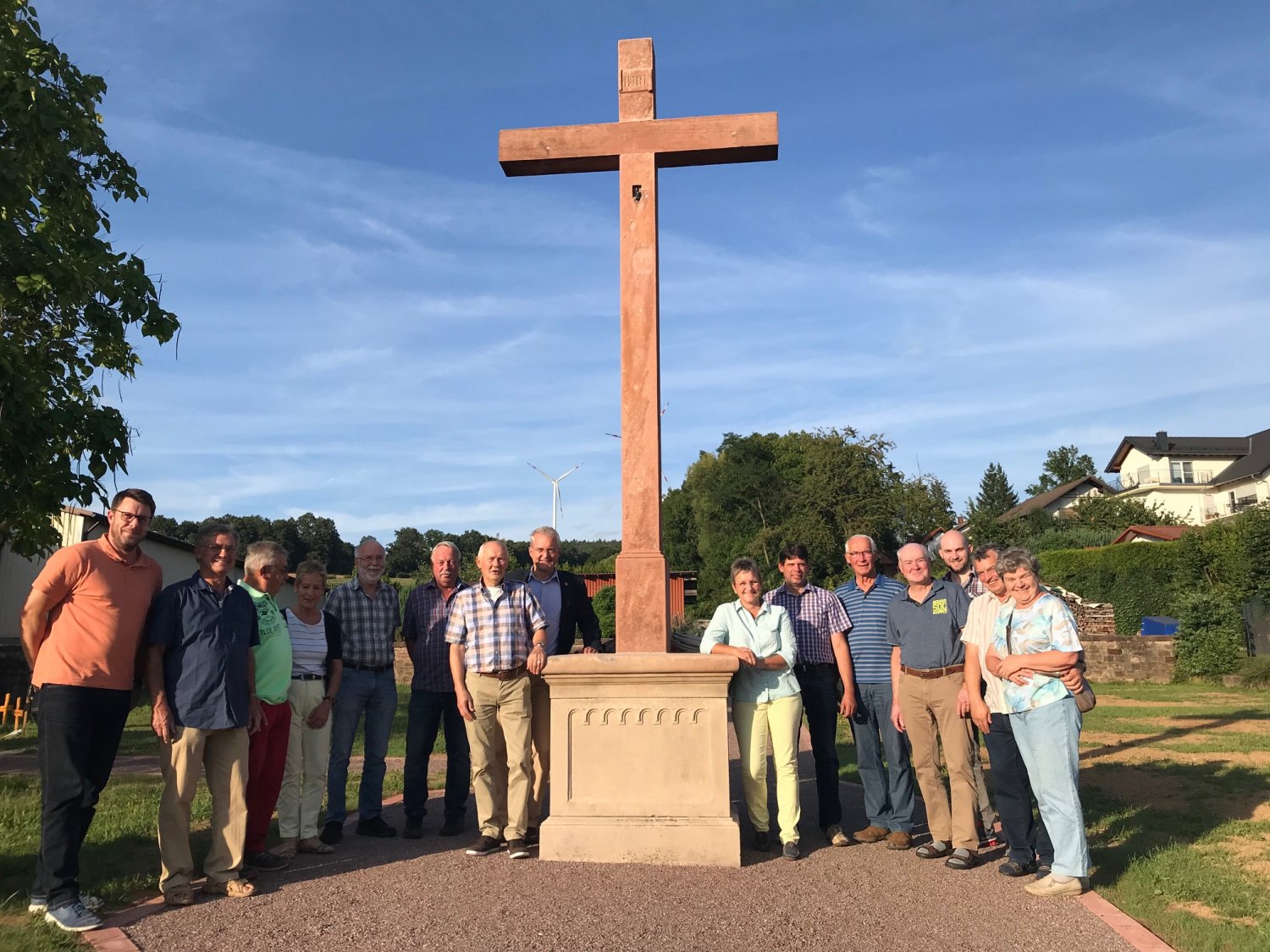 Die fleißigen Helfer aus Neudorf am restaurierten Sandsteinkreuz im Friedhof Neudorf.